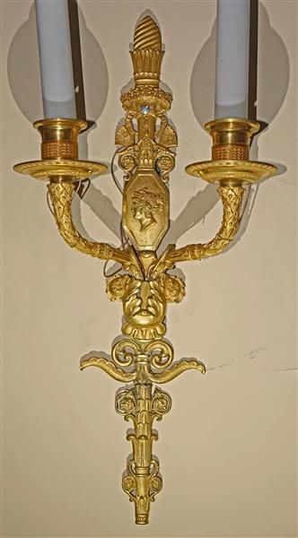 Null Paire d'appliques en bronze ciselé et doré à deux bras de lumière à décor d&hellip;