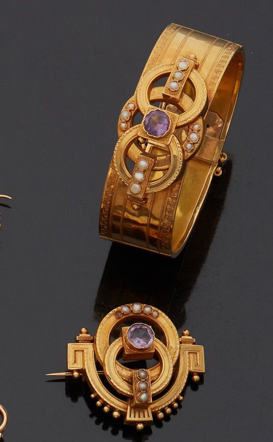 Null Lot comportant : Large bracelet jonc rigide, ciselé, en or jaune 18K (750 m&hellip;