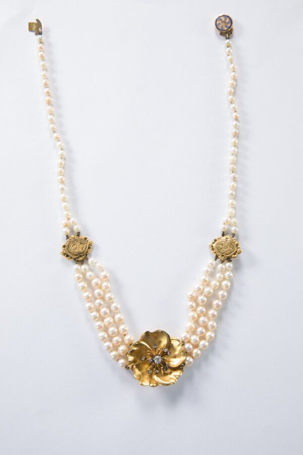 Collier trois rangs de perles de culture, centré d'un motif floral en or jaune 1&hellip;