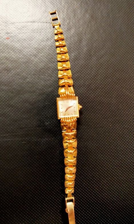 Null Bracelet montre de dame, en or jaune 18K (750 millièmes) Cadran carré, fond&hellip;