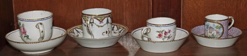 Null SEVRES et divers

Quatre tasses et leurs soucoupes en porcelaine à décor de&hellip;