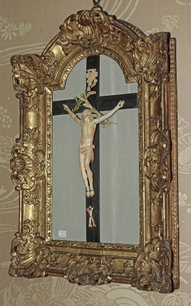 Null Christ en ivoire sculpté dans un cadre en bois sculpté et doré 

XVIIIe siè&hellip;