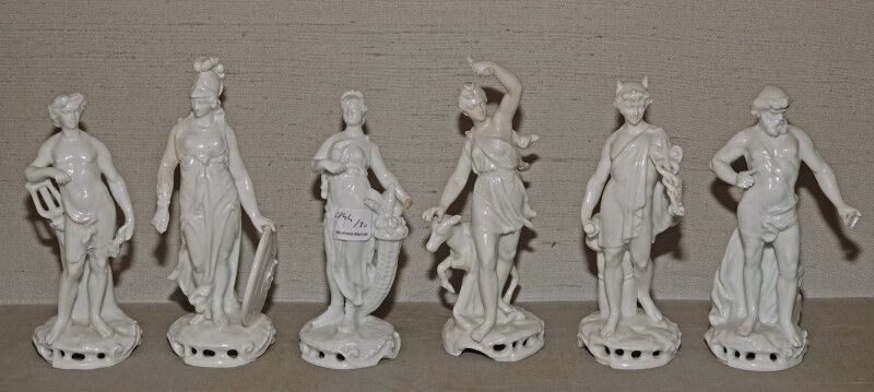Null Lot de six statuettes en porcelaine émaillée, figurant les Dieux de l'Olymp&hellip;