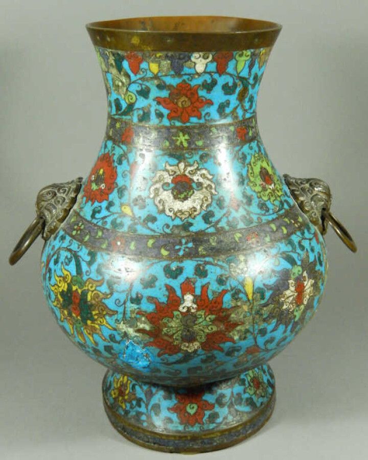Null CHINE. 

Vase de forme ovoïde, muni de deux anses en forme de mufles de lio&hellip;