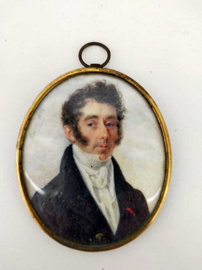 Null Miniature ovale signée Tixier à Tours 

Portrait d'homme

6,5 x 5,4 cm