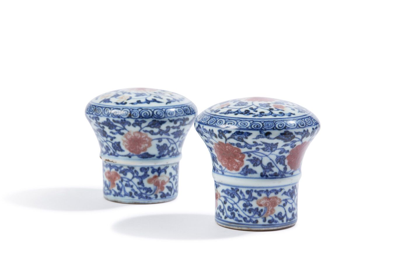 Null CHINE

Paire de pommeaux de canne en porcelaine à décor floral bleu et roug&hellip;