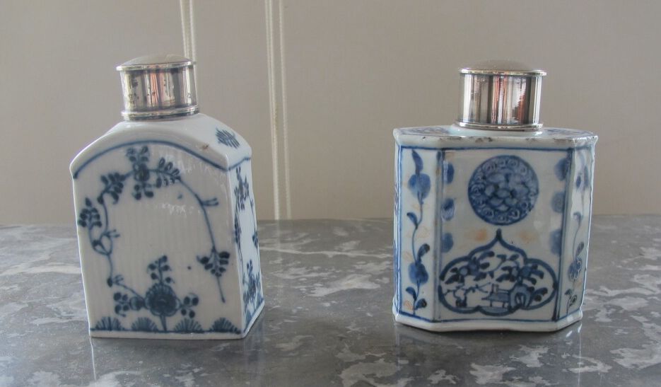 Null Deux flacons à thé en porcelaine, décor bleu et blanc, montures en métal, l&hellip;