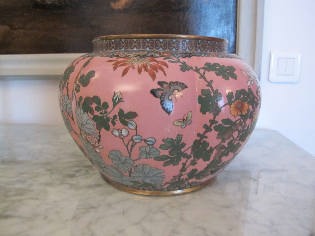 Null Grand Cache pot émaillé à fond rose et décor de fleurs et papillons 

Chine&hellip;