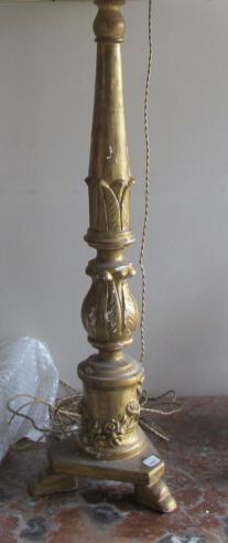 Null Paire de pique-cierges en bois doré, montés en lampes

Italie, début XIXe s&hellip;