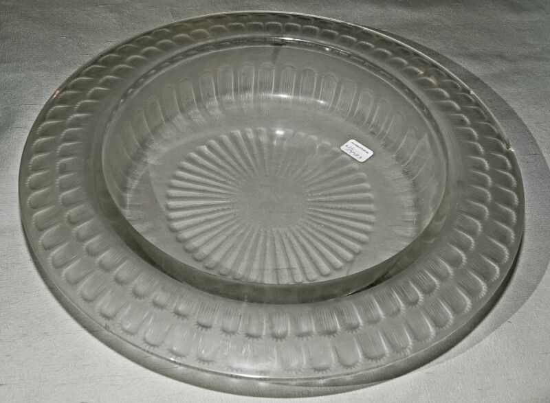 Null LALIQUE 

Coupe "Hélianthe" en verre blanc moulé pressé

(égrenure)
