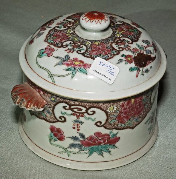 Null SAMSON 

Pot couvert à deux anses en porcelaine dans le goût de la Chine dé&hellip;