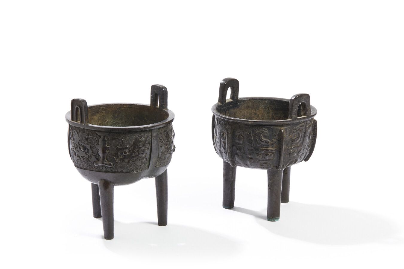 Null Deux brûle-parfums tripodes Ding en bronze

Chine, dynastie Ming, XVIIème s&hellip;