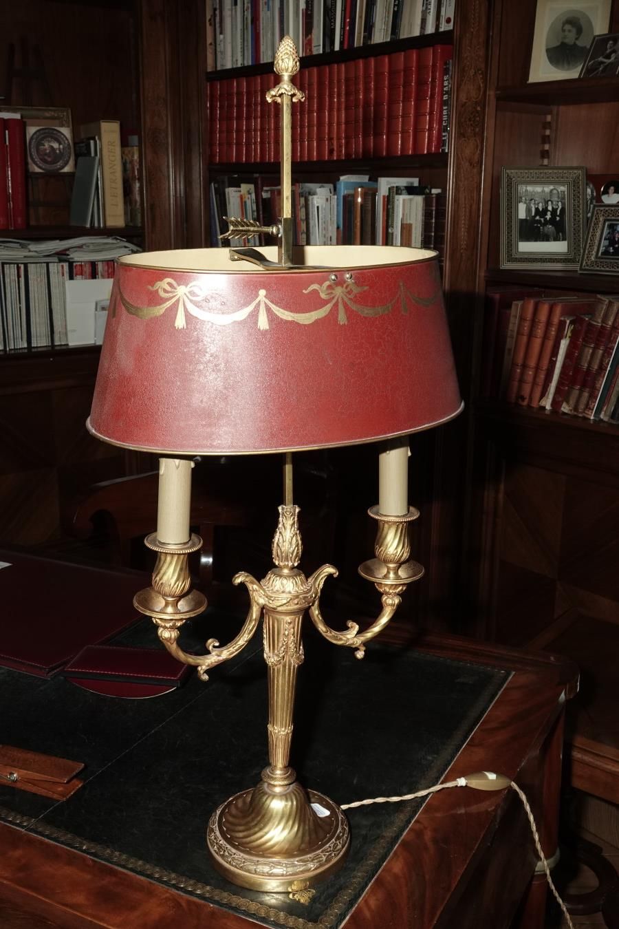 Null Lampe bouillotte à deux bras de lumière en bronze ciselé et doré, à décor d&hellip;