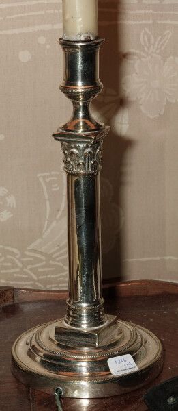 Null Trois bougeoirs en métal argenté, montés en lampes

Haut. : 30 cm