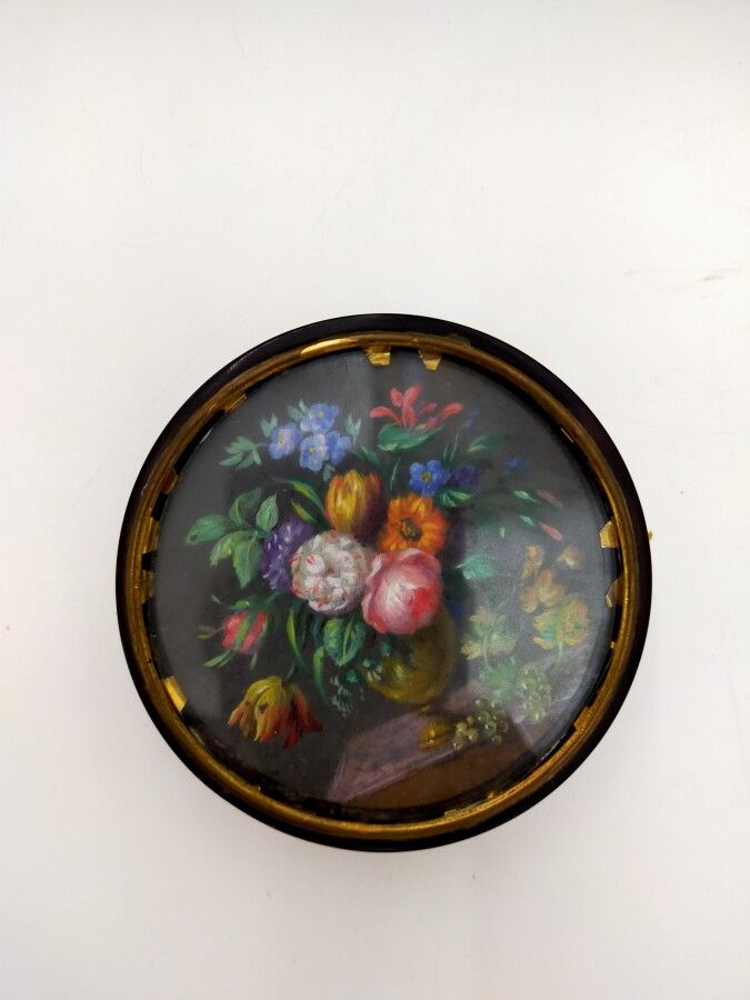Null Boite ronde en écaille, le couvercle orné d'une miniature à décor de vase f&hellip;