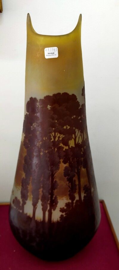 Null Grand vase à col pincé en verre multicouche marron sur fond gris à décor de&hellip;