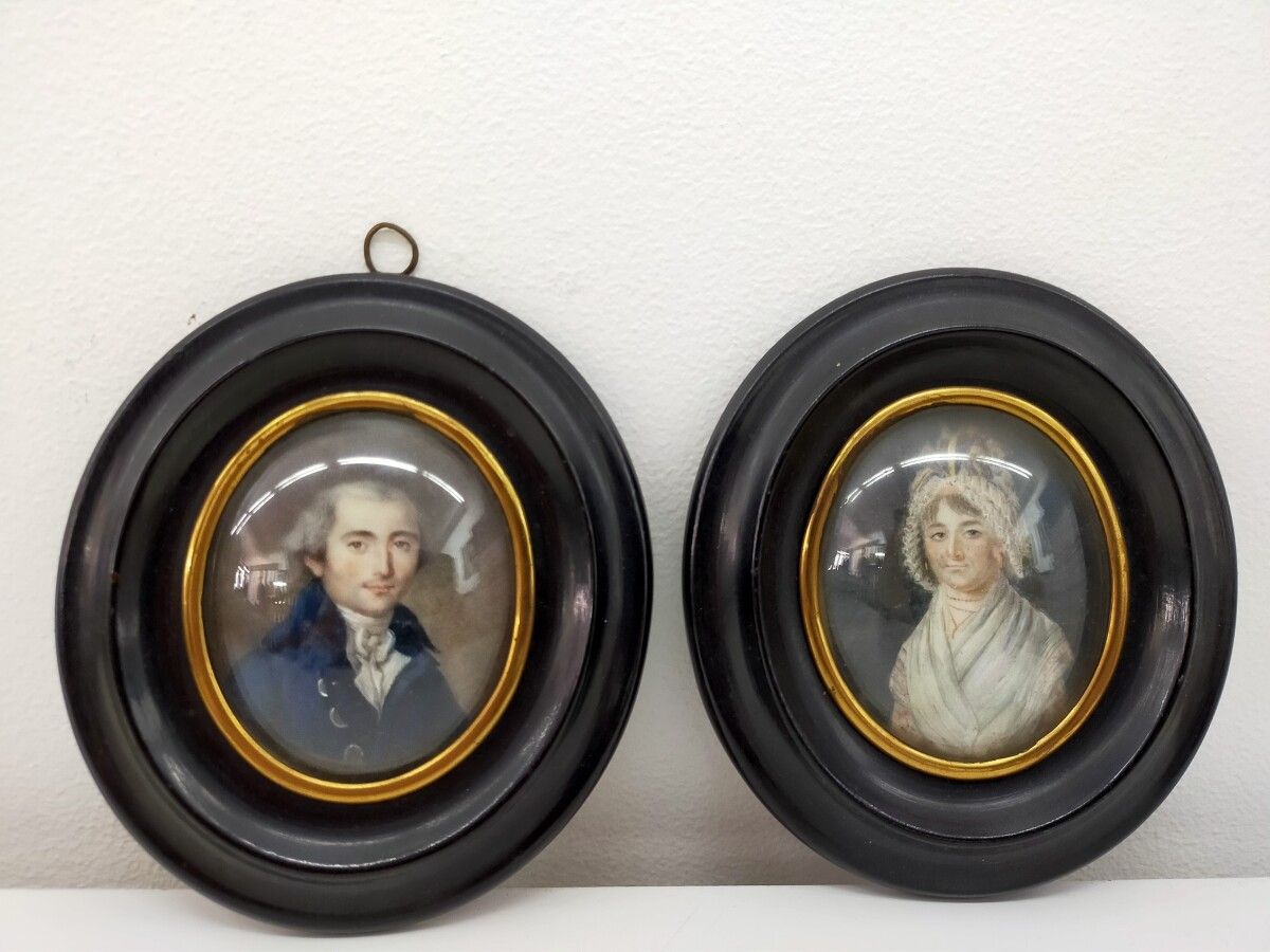 Null Deux miniatures ovales, portrait d'homme et portrait de femme

Fin XVIIIe, &hellip;