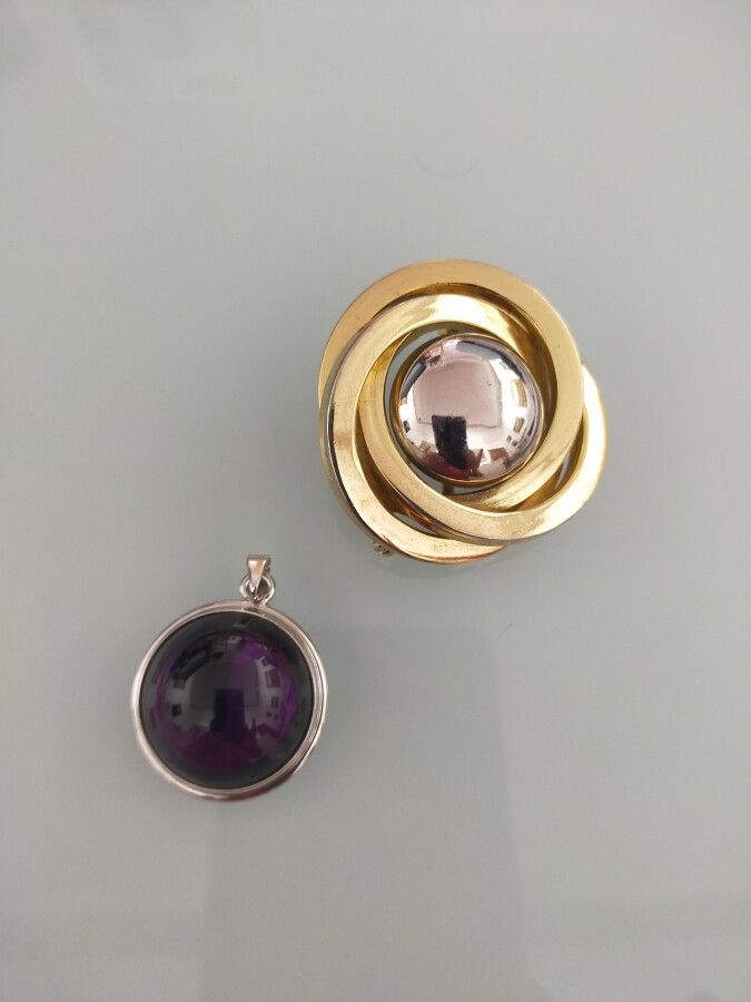 Null Lalique. Pendentif rond en cristal violet. On joint une broche ronde en mét&hellip;