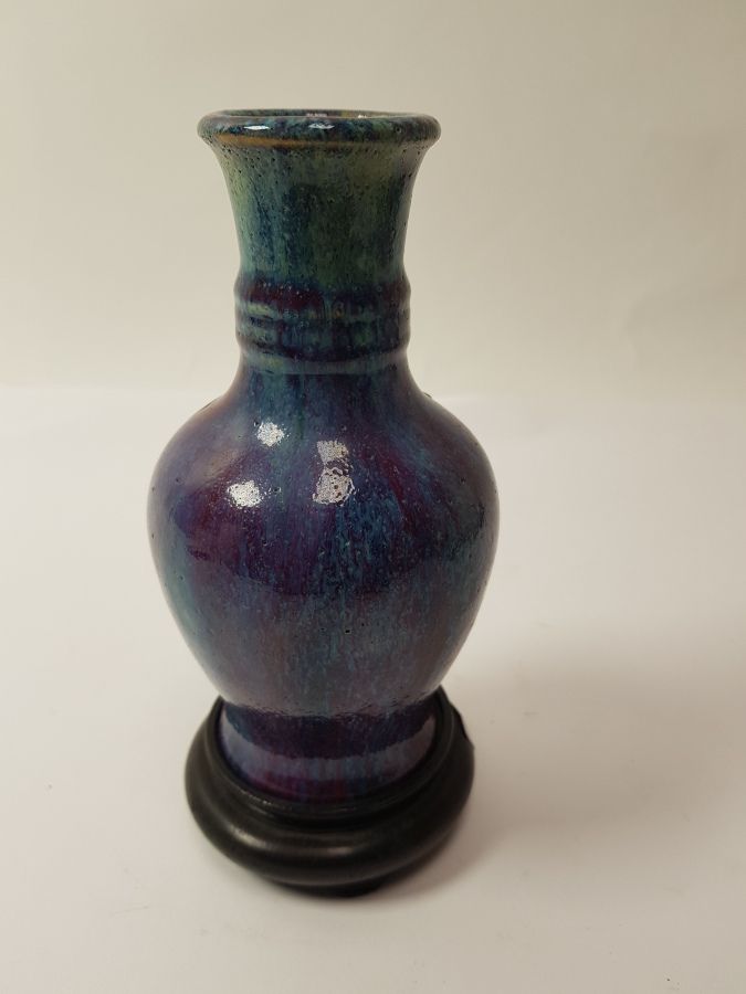 Null CHINE 

Vase en porcelaine bleue et émaux violets

(socle) 

Haut. : 17 cm &hellip;