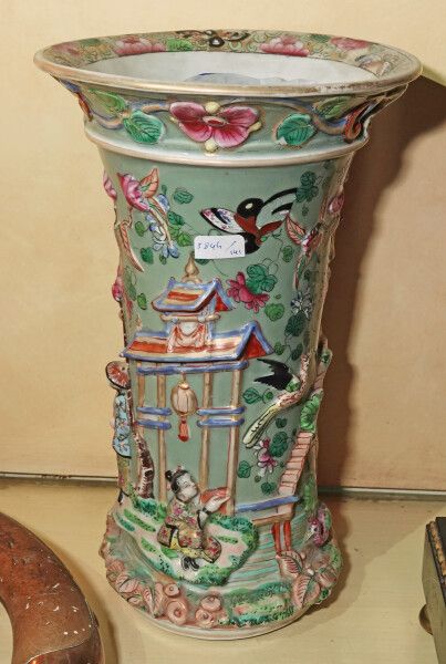 Null BAYEUX 

Vase en porcelaine à décor polychrome en relief dans le goût de la&hellip;