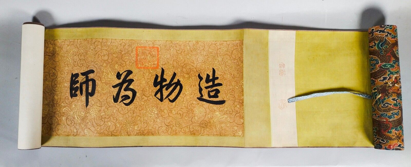 Null CHINE, dynastine Shing

Grand rouleau à motifs peints d'objets usuels