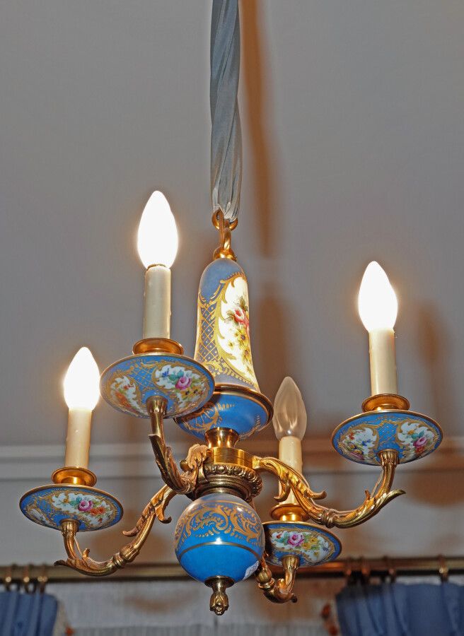 Null Ensemble d'éclairage en bronze et porcelaine bleu et or à décor floral poly&hellip;