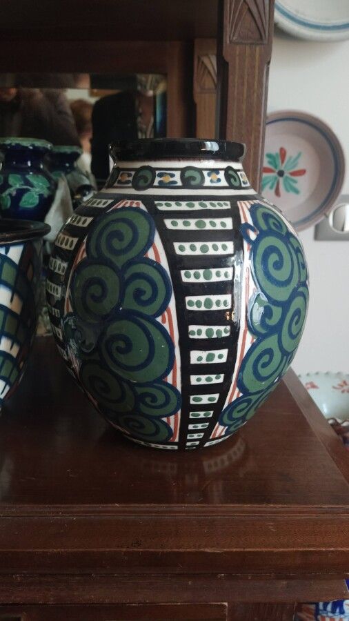 Null Paul JACQUET (1883-1968)

Vase émaillé à décor de volutes vertes

(restaura&hellip;