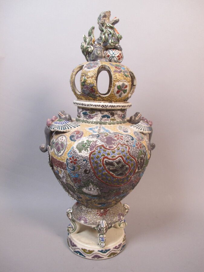 Null JAPON

Vase balustre formant brûle parfum, à décor polychrome en réserve, l&hellip;