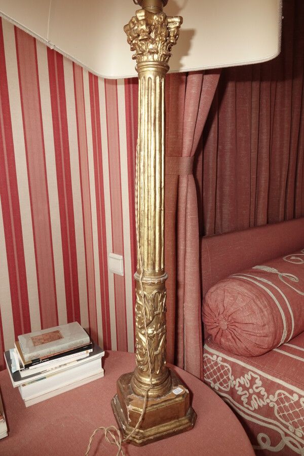 Null Paire de lampes en bois sculpté et doré, le fût en forme de colonne cannelé&hellip;