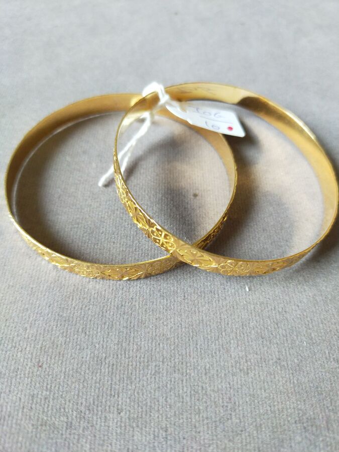 Null Deux bracelets rigides en or jaune 750 millièmes, chacun entièrement gravé &hellip;