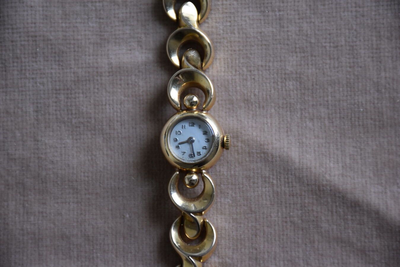 Null Montre bracelet de dame en or jaune 750 millièmes, la montre de forme ronde&hellip;