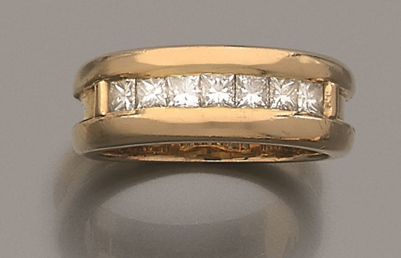 Null Bague en or jaune 750 millièmes ornée au centre d'une ligne de sept diamant&hellip;
