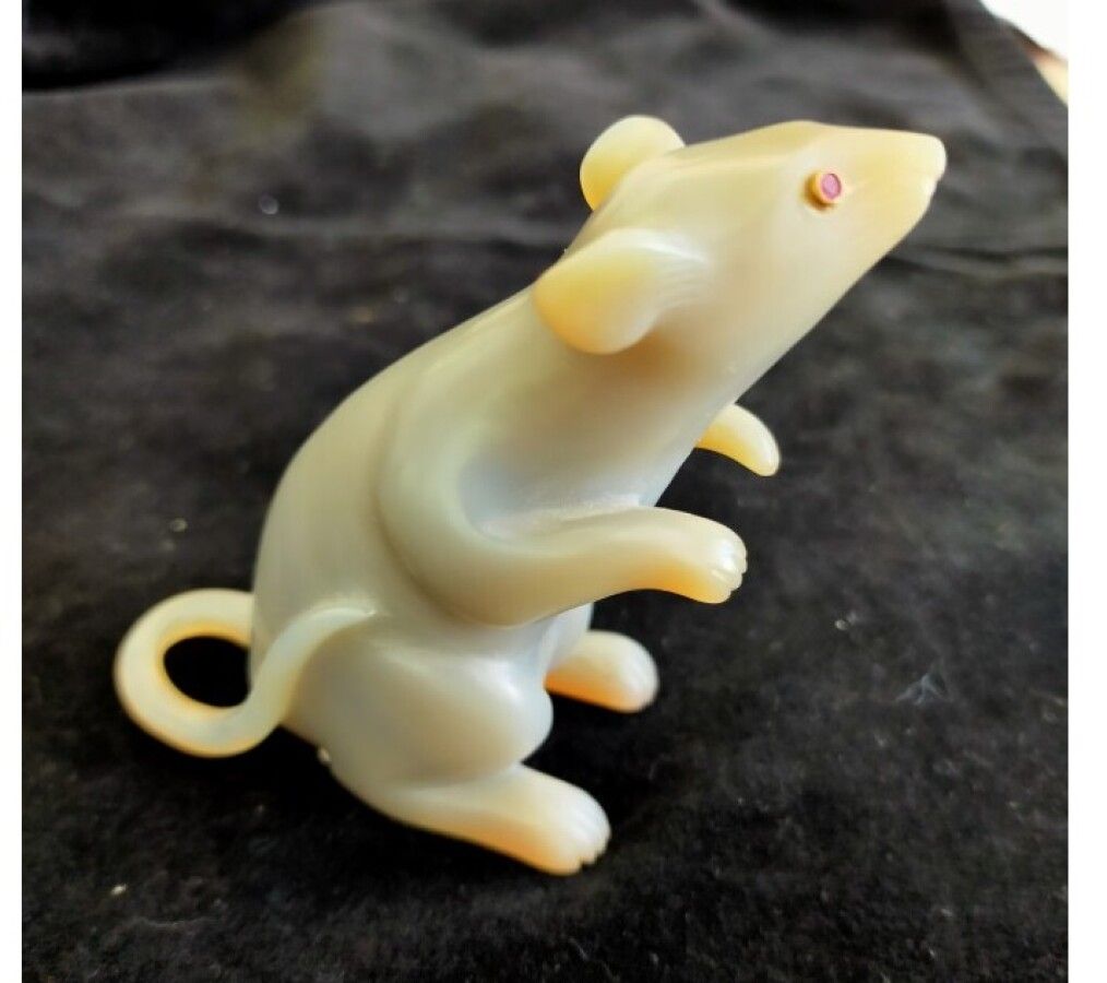 Null Figurine en agate grise figurant une souris debout sur ses pattes arrières &hellip;