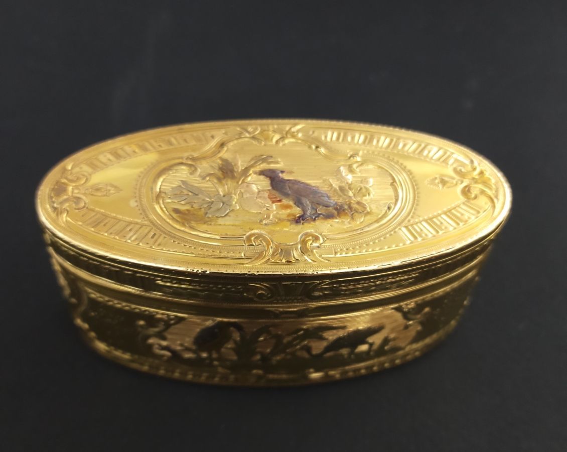 Null Boite ovale ou tabatière de forme ovale en or de plusieurs tons, décorée to&hellip;