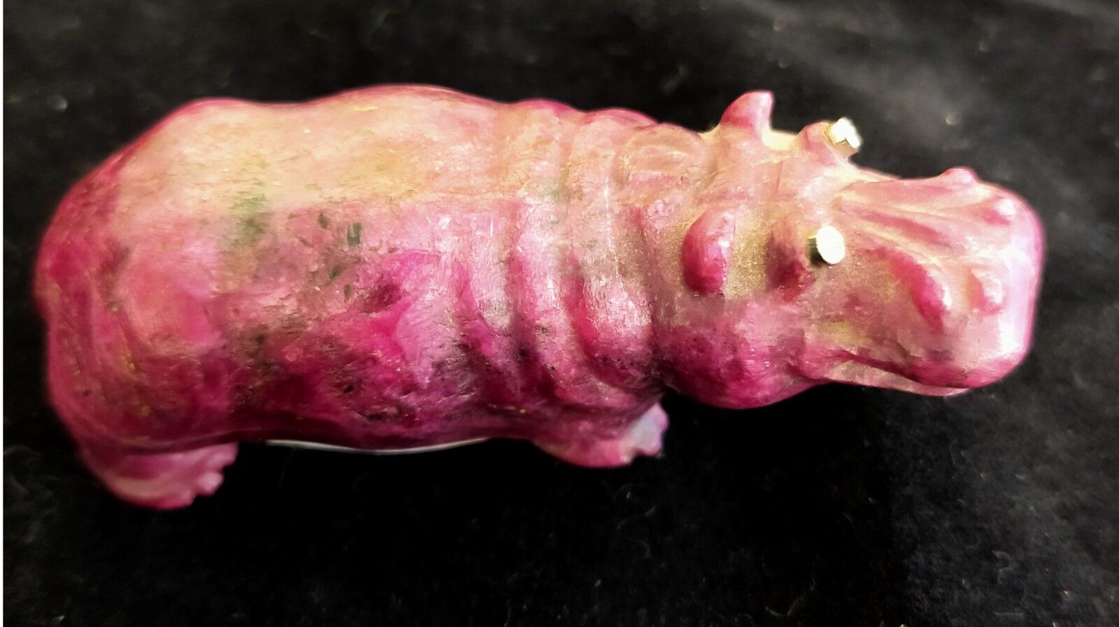 Null Figurine en corindon rouge taillé gravé en forme d'hippopotame, les yeux se&hellip;