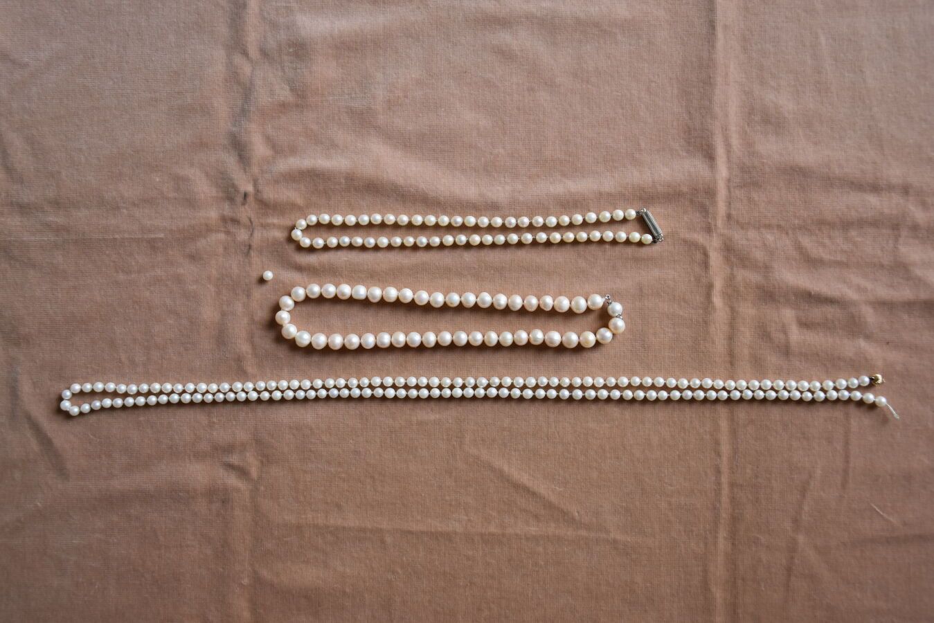 Null Ensemble de trois colliers de perles de culture choker, un fermoir en or 75&hellip;