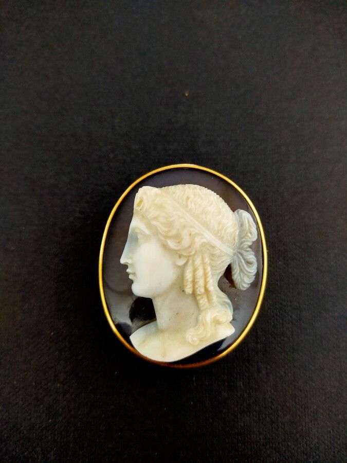 Null Broche camée en agate : profil de femme

Montre ne or jaune 18 k

Poids bru&hellip;