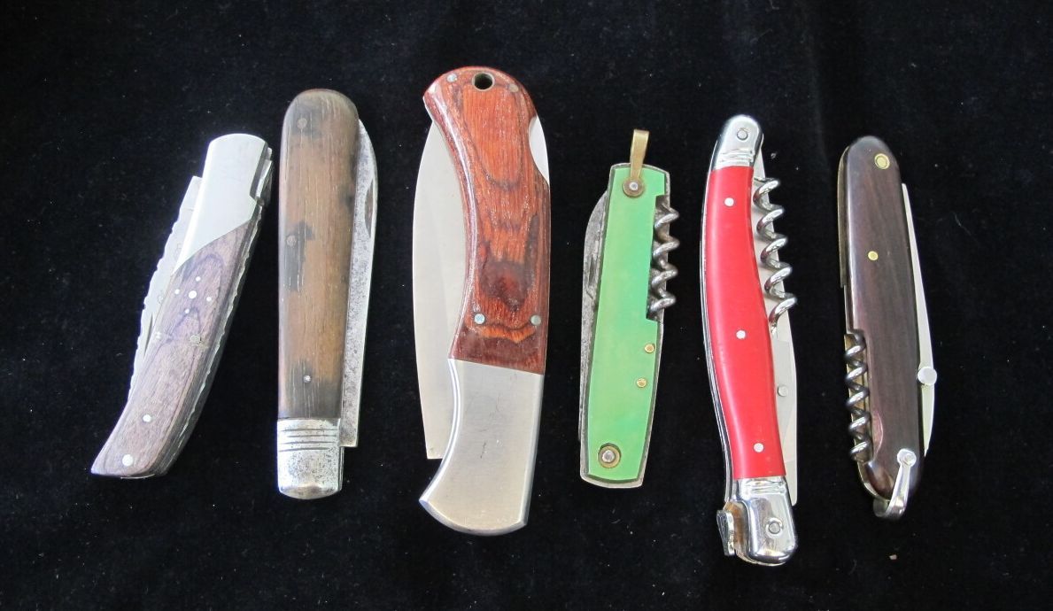 Null Lot de six couteaux pliants dont Herbertz et Laguiole. 

Plaquettes en bois&hellip;