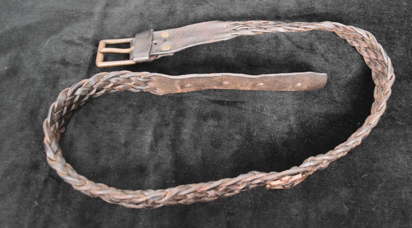 Null Souvenir d'un matelot.

Ceinture d'un marin en cuir tressé en 5 bandes. Bou&hellip;