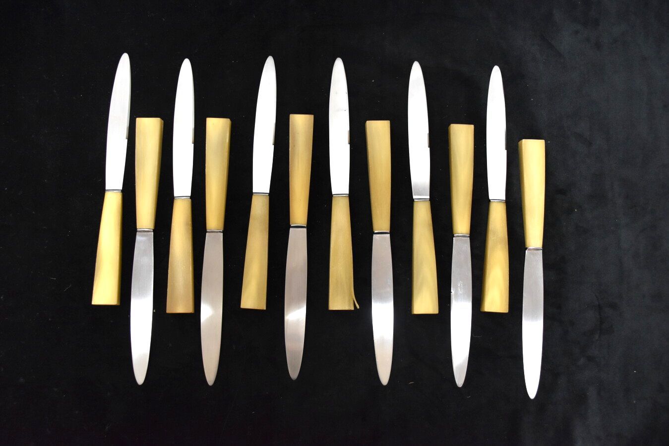 Null Lot comprenant 12 grands couteaux avec manche en corne