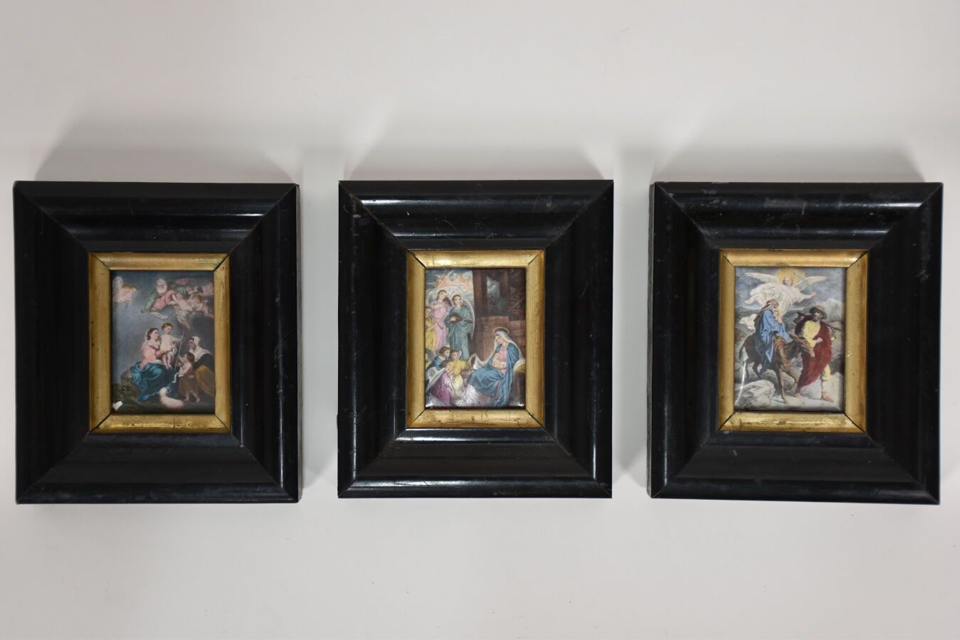 Null Ensemble de trois petites peintures sur émail représentant des scènes relig&hellip;