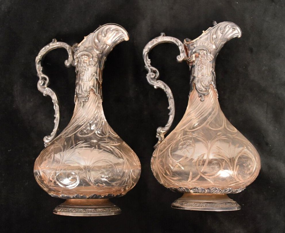 Null Paire de carafes en verre gravés et monogrammées "LS", monture en argent à &hellip;