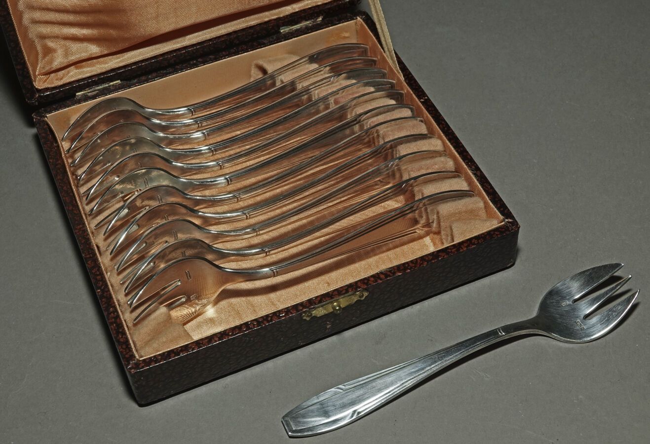 Null APOLLO

Suite de douze fourchettes à huitre en métal argenté de

style Art &hellip;