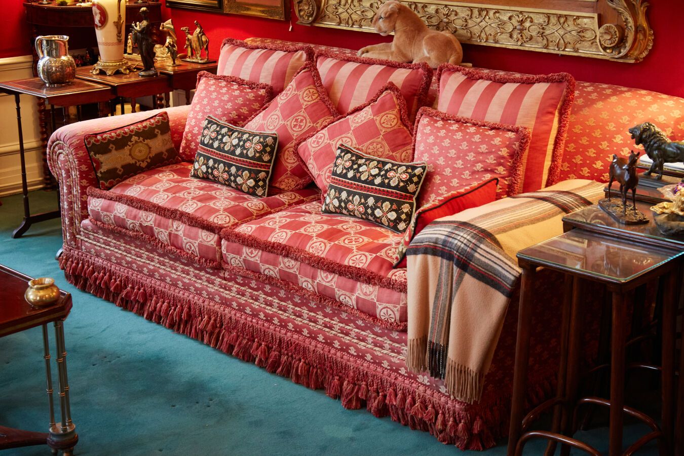Null Ein Dekorateur-Sofa aus rotem Seidenstoff mit Blumenmuster und Posamentenve&hellip;