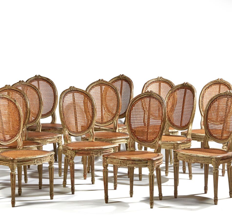 Null Suite de douze chaises cabriolet cannées en bois relaqué gris mouluré et sc&hellip;