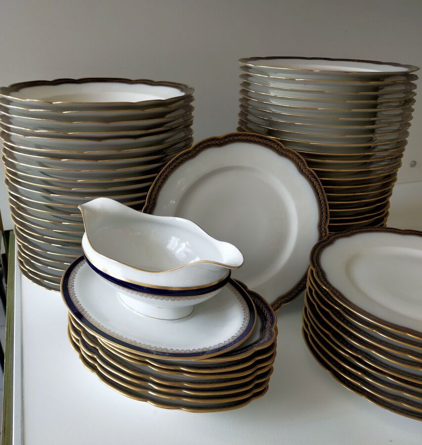 Null 哈维兰-利摩日

白瓷晚餐服务，蓝色辫子配金色装饰

包括：58个大盘子和22个汤盘

(筹码)