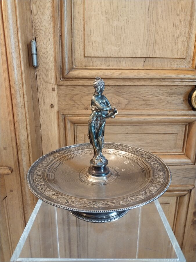 Null Silver drageoir decorated with a woman 

Height Height : 27 cm