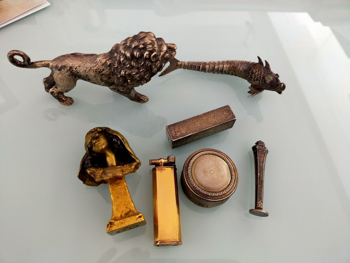 Null 地段包括 :

一条外国作品衔接的鲟鱼，一只银色的铜狮子，一个药箱，一个口红架。

一个有图案的铜印NC，一个小Dunhil打火机和另一个小金属印章