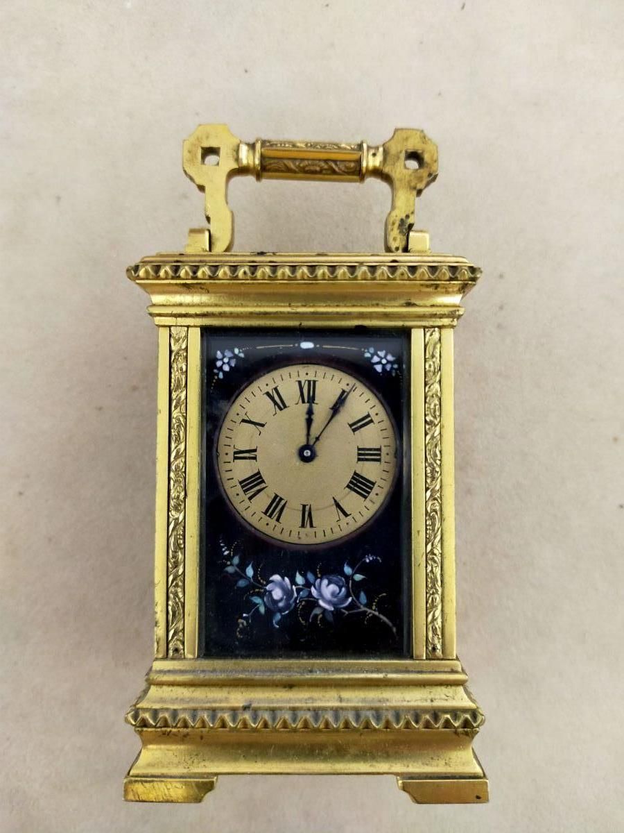 Pendulette en métal doré à décor de plaques émaillées 
On y joint quatre montres&hellip;