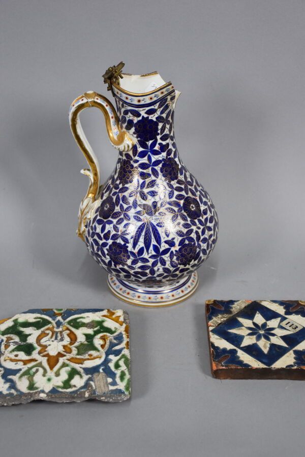 Null 用于伊朗的大型水壶

捷克共和国，19世纪末-20世纪初

瓷制陶器，鼓腹，有蓝色和鎏金的花卉装饰，带有

红色的亮点。底座下有Pirkenhamme&hellip;